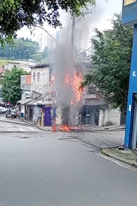 POSTE E FIAÇÃO PEGAM FOGO NA VILA SÃO PEDRO