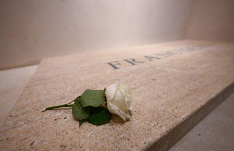 CORPO DE PAPA FRANCISCO É SEPULTADO NA BASÍLICA DE SANTA MARIA MAIOR