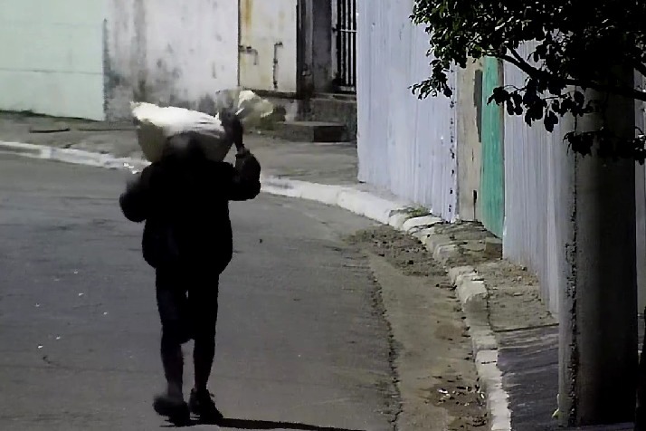 VIDEOMONITORAMENTO DO CGE FLAGRA FURTO EM OBRA NO BAIRRO SÃO JOSÉ E HOMEM É PRESO PELA GCM DE SÃO CAETANO