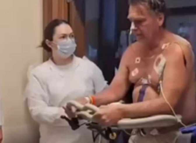 VÍDEO MOSTRA BOLSONARO CAMINHANDO NO HOSPITAL APÓS CIRURGIA