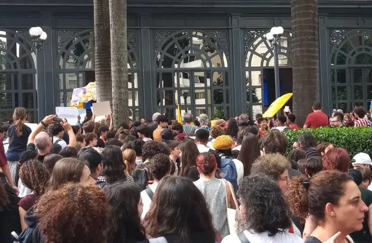 ESTUDANTES E PROFESSORES FAZEM ATO CONTRA RACISMO EM HIGIENÓPOLIS