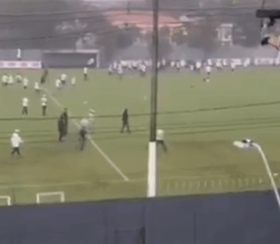TORCIDA INVADE CENTRO DE TREINAMENTO DO SANTOS