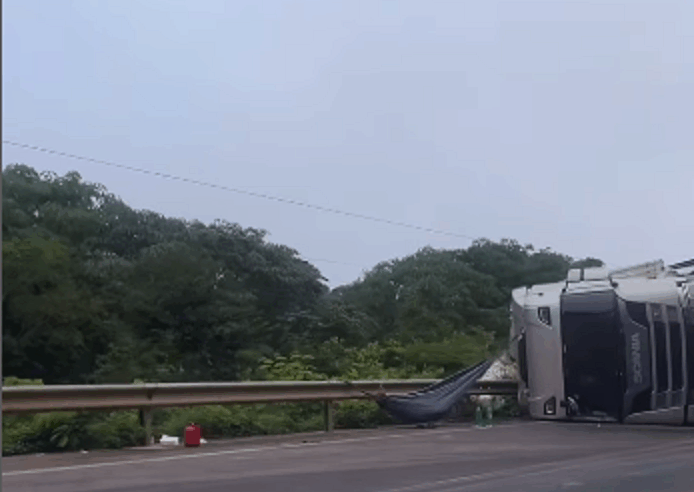 MOTORISTA DORME EM REDE APÓS TOMBO DE CAMINHÃO E VIRA MEME NAS REDES