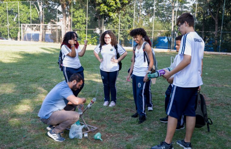 ALUNOS DA EME ALCINA DANTAS FEIJÃO, EM SÃO CAETANO, APRENDEM A LANÇAR FOGUETES