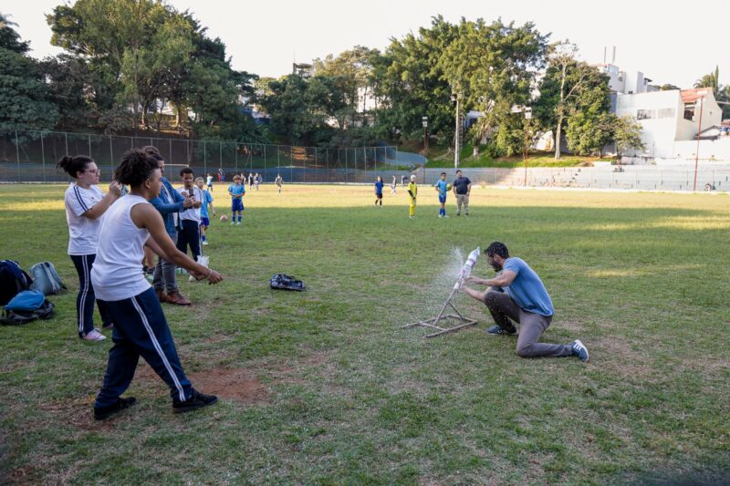 ALUNOS DA EME ALCINA DANTAS FEIJÃO, EM SÃO CAETANO, APRENDEM A LANÇAR FOGUETES