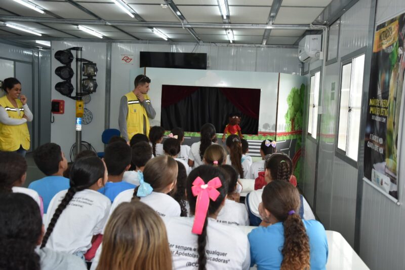 FUNDO SOCIAL DE SOLIDARIEDADE LEVA 260 CRIANÇAS PARA ATIVIDADES DO MAIO AMARELO