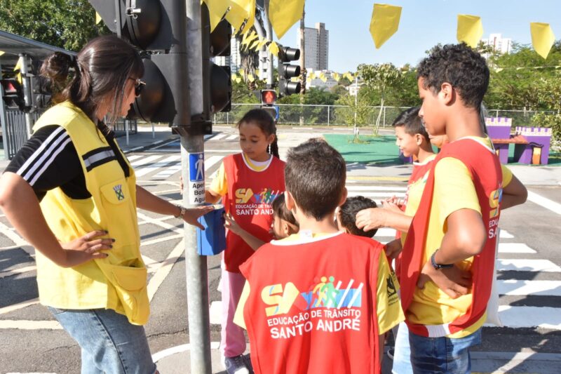 FUNDO SOCIAL DE SOLIDARIEDADE LEVA 260 CRIANÇAS PARA ATIVIDADES DO MAIO AMARELO