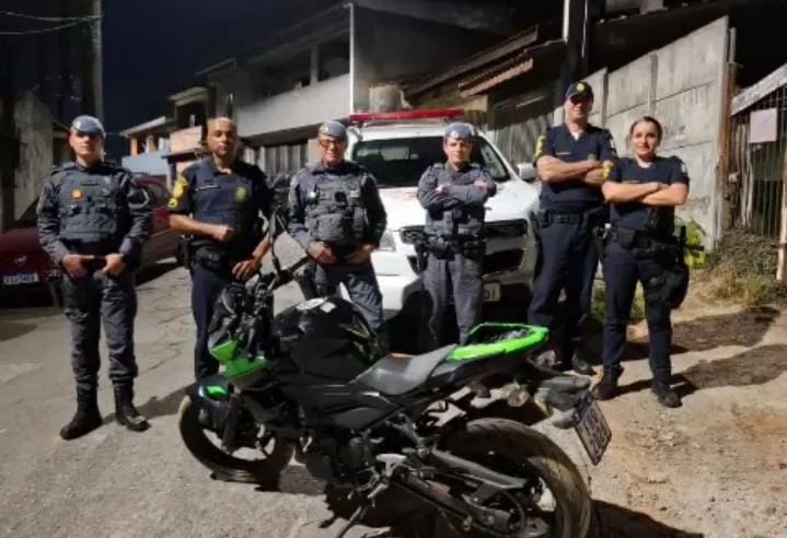 PM E GCM DE SÃO BERNARDO RECUPERAM MOTO ROUBADA QUE ERA DESMONTADA EM MATA DO MONTANHÃO
