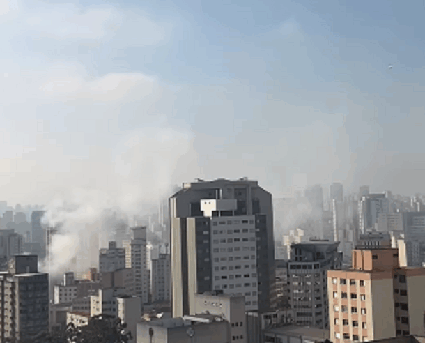 INCÊNDIO ATINGE GALPÃO NA LIBERDADE