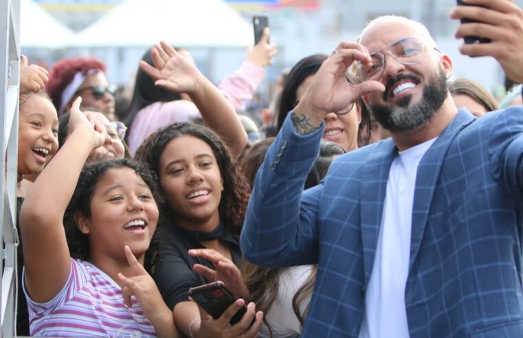 SÓSIA DO BELO FAZ SUCESSO NO 1º DE MAIO EM SÃO BERNARDO
