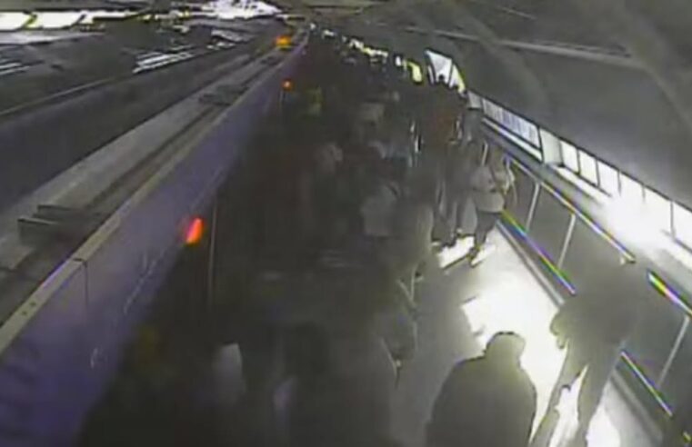 HOMEM MORRE APÓS FICAR PRENSADO ENTRE AS PORTAS DO METRÔ NA LINHA 5-LILÁS