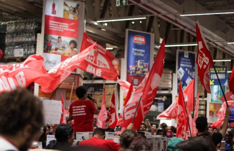 MULHERES PROTESTAM CONTRA A FOME E O FIM DA ESCALA 6X1 EM SUPERMERCADO DE DIADEMA