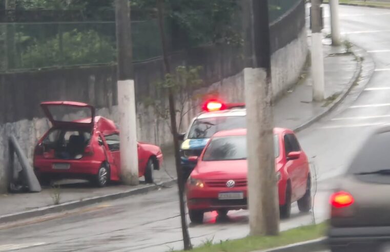 CARRO PERDE CONTROLE E BATE EM POSTE NA ESTRADA GALVÃO BUENO