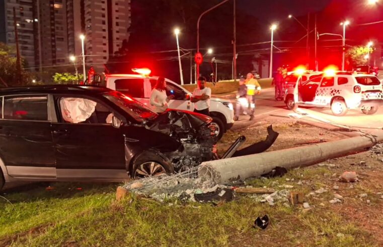 ESTUDANTE BATE CARRO EM POSTE E CAI NA VIA ANCHIETA EM SÃO BERNARDO
