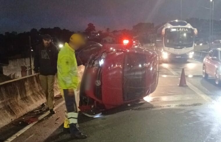 CARRO CAPOTA NO VIADUTO JOÃO LIMA, EM SÃO BERNARDO