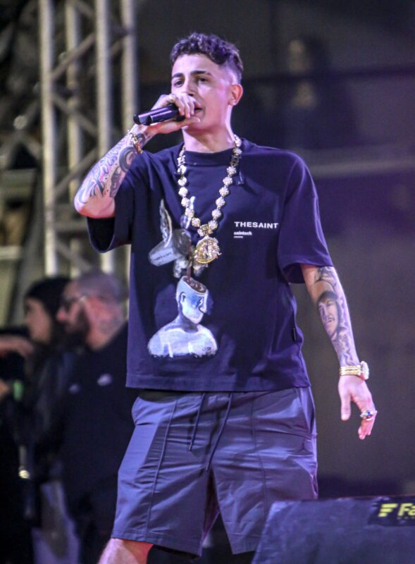 MEMPHIS DEPAY, CAMISA 10 DO CORINTHIANS, SOBE AO PALCO COM MC HARIEL NO 1º DE MAIO EM SÃO BERNARDO