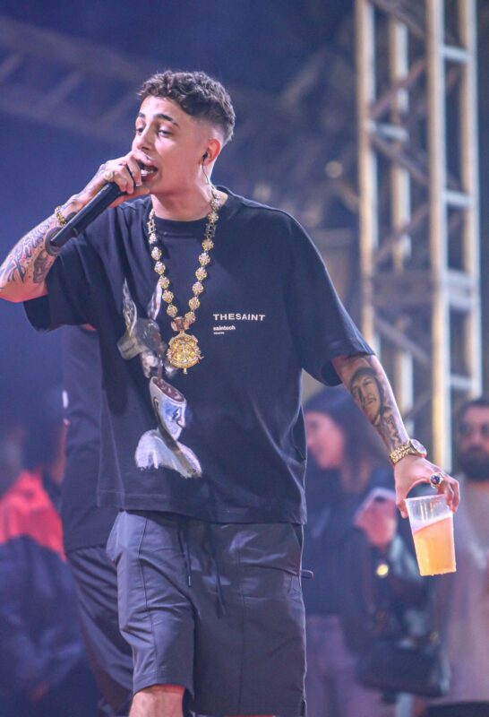 MEMPHIS DEPAY, CAMISA 10 DO CORINTHIANS, SOBE AO PALCO COM MC HARIEL NO 1º DE MAIO EM SÃO BERNARDO