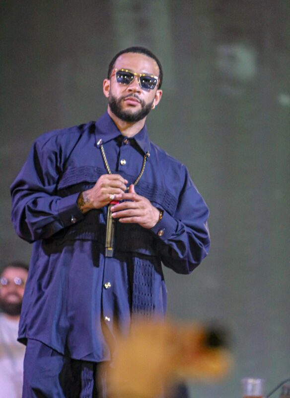 MEMPHIS DEPAY, CAMISA 10 DO CORINTHIANS, SOBE AO PALCO COM MC HARIEL NO 1º DE MAIO EM SÃO BERNARDO