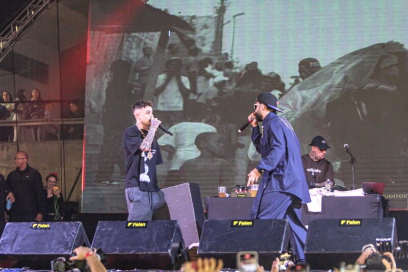 MEMPHIS DEPAY, CAMISA 10 DO CORINTHIANS, SOBE AO PALCO COM MC HARIEL NO 1º DE MAIO EM SÃO BERNARDO