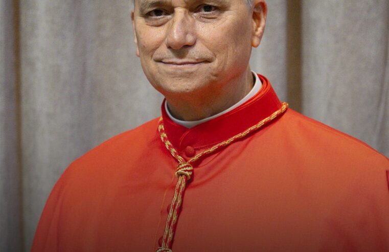 NOVO PAPA APARECE NA SACADA DA BASÍLICA DE SÃO PEDRO PARA SAUDAR FIÉIS