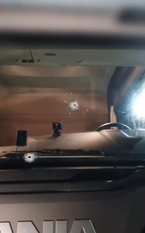 CAMINHÃO LEVA 4 TIROS EM TENTATIVA DE ASSALTO NA RÉGIS BITTENCOURT