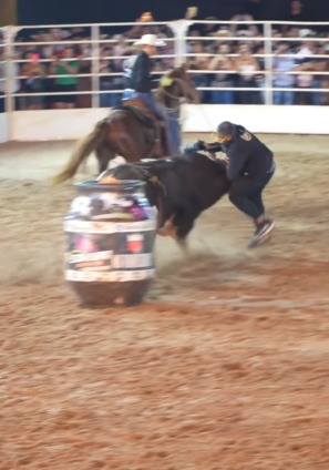 FOTÓGRAFO É ATINGIDO POR TOURO EM RODEIO NO INTERIOR DE SP
