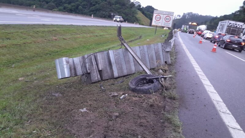 CARRO BATE EM DEFENSA METÁLICA E COMPLICA O TRÂNSITO NO RODOANEL EM SÃO BERNARDO