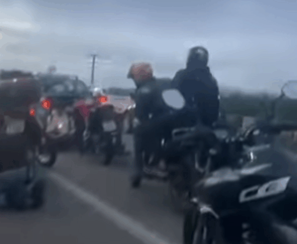 RIO DE JANEIRO: VÍDEO MOSTRA CIVIS NO CHÃO PARA ESCAPAR DE TIROTEIO