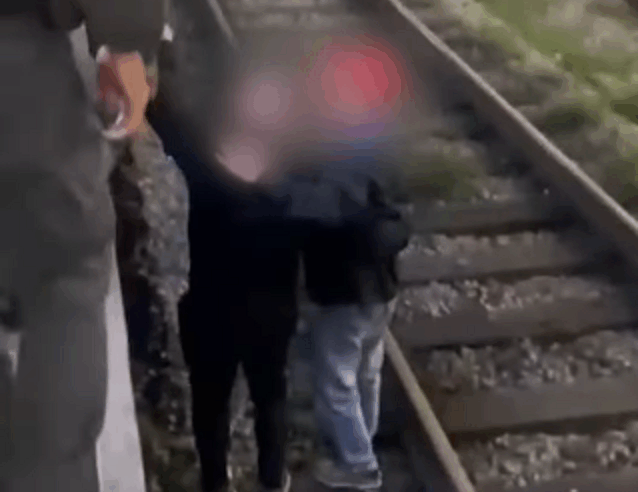 PASSAGEIRO PASSA MAL E CAI NO VÃO DE TREM EM OSASCO; HOMEM SE ARRISCA PARA AJUDAR