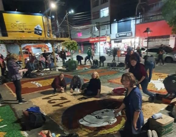 TAPETES DE CORPUS CHRISTI COLORIRAM IGREJAS HISTÓRICAS DE SÃO BERNARDO