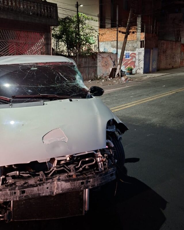 CARRO BATE EM POSTE NA HUMBERTO DE ALENCAR CASTELO BRANCO NA MADRUGADA