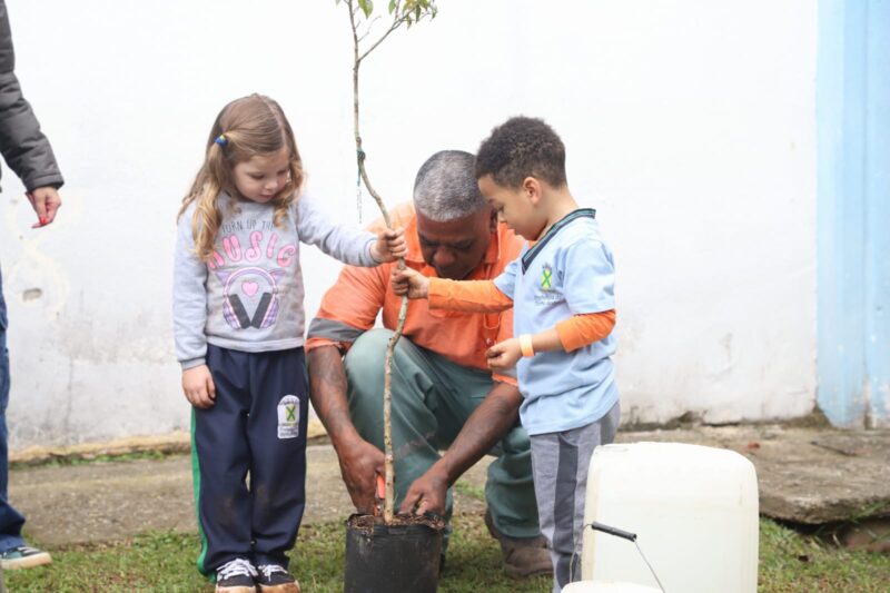 ALUNOS DE SANTO ANDRÉ PROMOVEM PLANTIO DE MUDAS DE ESPÉCIES NATIVAS DA MATA ATLÂNTICA