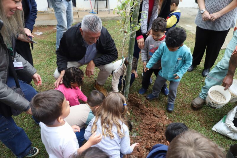 ALUNOS DE SANTO ANDRÉ PROMOVEM PLANTIO DE MUDAS DE ESPÉCIES NATIVAS DA MATA ATLÂNTICA