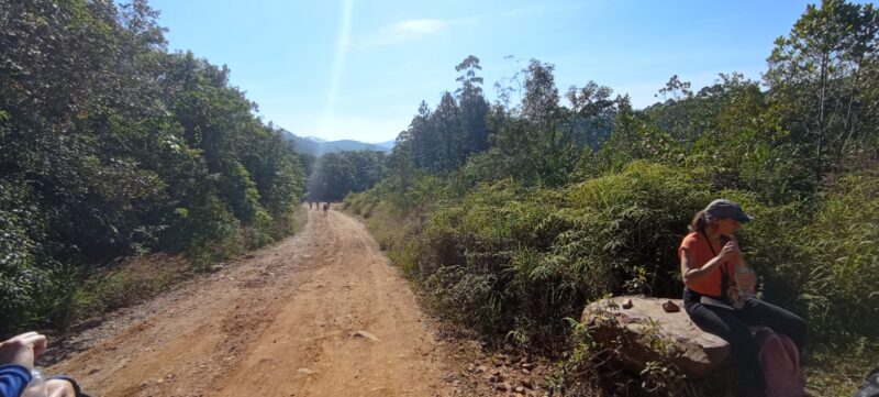 OFICINA ENSINA VOLUNTÁRIOS SOBRE SINALIZAÇÕES DO CAMINHO DO SAL E CAMINHO DA MATA ATLÂNTICA