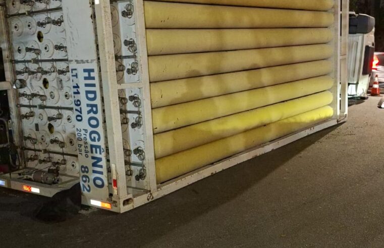CARRETA COM CARGA DE HIDROGÊNIO TOMBA NA SAÍDA DA AV. DO TABOÃO PARA ANCHIETA