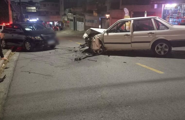 COLISÃO FRONTAL ENTRE DOIS CARROS NA ESTRADA DO PONEY CLUB EM SÃO BERNARDO