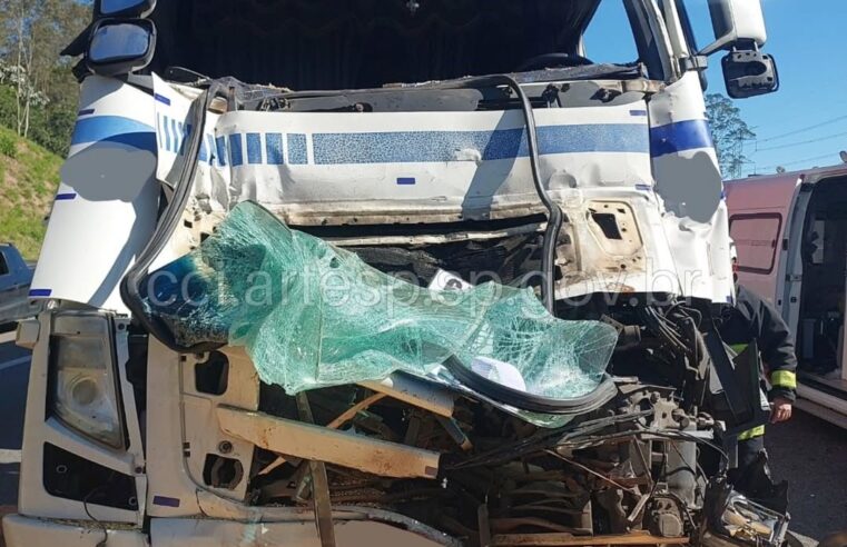 ACIDENTE ENTRE CARRETAS CAUSA DERRAMAMENTO DE SOJA E LENTIDÃO NO RODOANEL