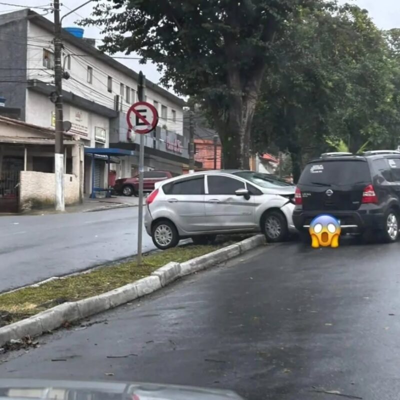 DOIS ACIDENTES NO MESMO TRECHO, NO MESMO DIA, NA AVENIDA SÃO PAULO, NO JORDANÓPOLIS