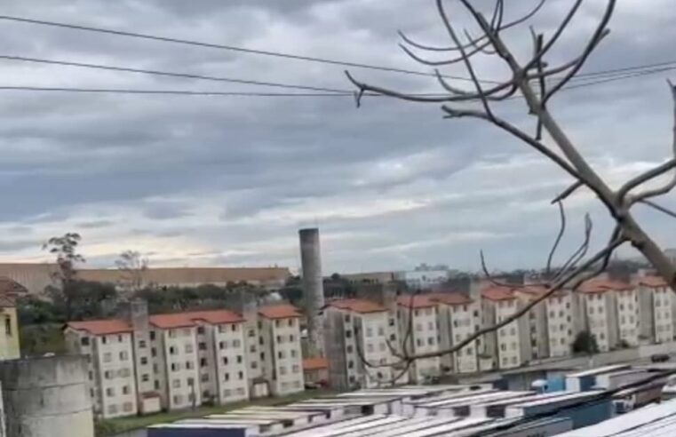 VENTANIA PROVOCA QUEDA DE GALHO EM FIAÇÃO ELÉTRICA E INTERRUPÇÃO DE ENERGIA NO JARDIM SILVINA