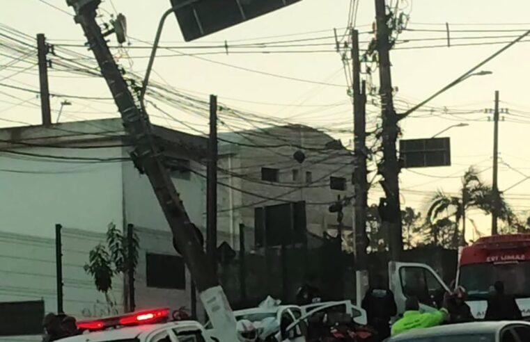 CARRO BATE EM POSTE NA ESTRADA GALVÃO BUENO E DEIXA CINCO FERIDOS EM SÃO BERNARDO