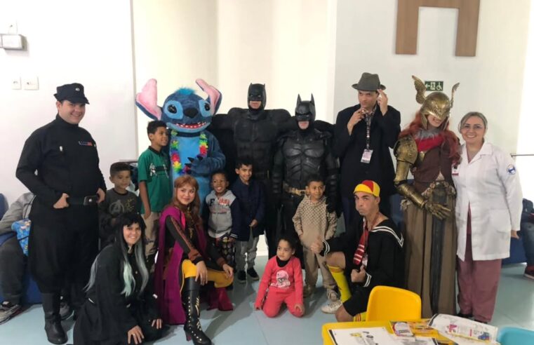 PERSONAGENS INTERAGEM COM CRIANÇAS NO HOSPITAL DE URGÊNCIA ANTES DE CIRURGIAS INFANTIS