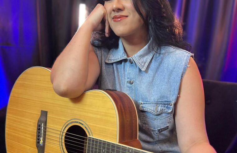CANTORA DEIA LUCENA, MORADORA DE SÃO BERNARDO, É FINALISTA DO REALITY “CANTA KWAI 2025”