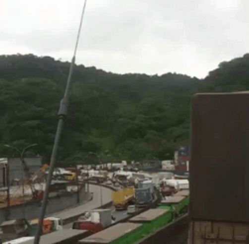 TOMBAMENTO DE CARRETA COM PRODUTO QUÍMICO GERA REFLEXOS NO TRÂNSITO DA ANCHIETA