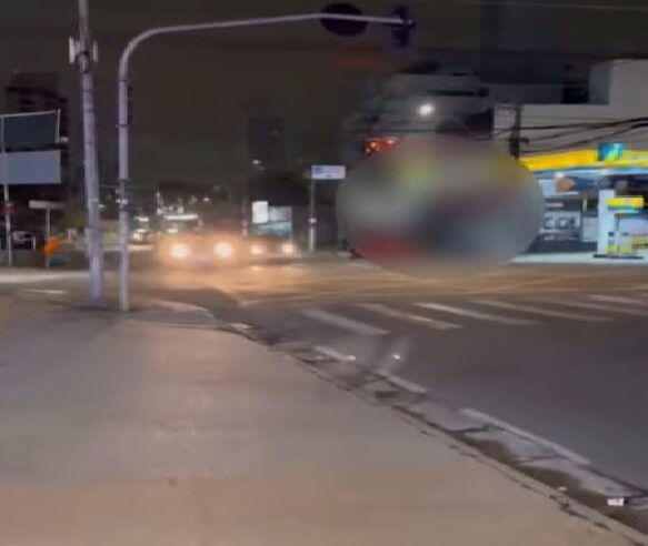 HOMEM ATACA CARROS COM PEDRAS E BARRA DE FERRO NA SENADOR VERGUEIRO, É CONTIDO POR POPULARES E FOGE