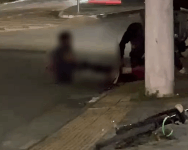 HOMEM ATACA CARROS COM PEDRAS E BARRA DE FERRO NA SENADOR VERGUEIRO