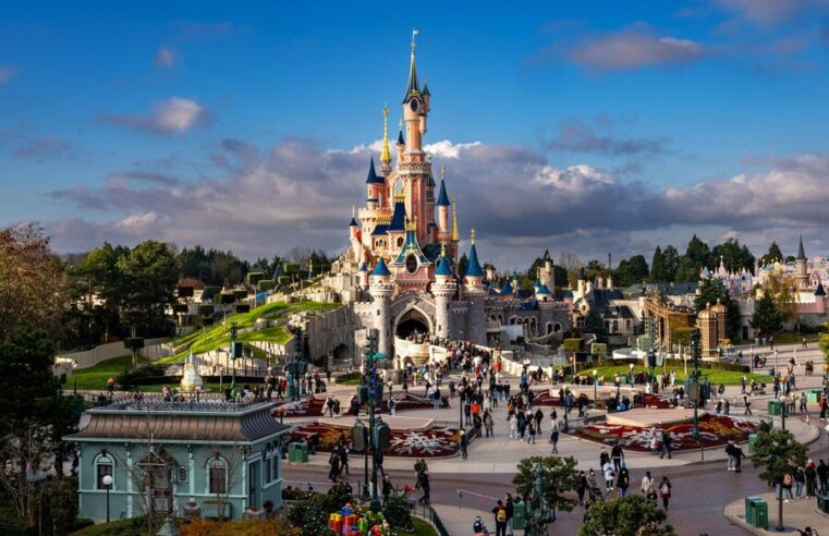 POLÍCIA INTERROMPE ENCENAÇÃO DE CASAMENTO COM MENINA DE 9 ANOS NA DISNEYLAND PARIS