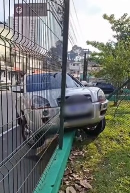 CARRO DESCONTROLADO INVADE PRAÇA DO TRABALHADOR DURANTE A MADRUGADA