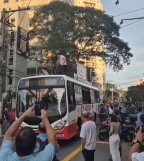 TRABALHADORES DO TRANSPORTE DO ABC REJEITAM PROPOSTA E INICIAM PROTESTO NO TERMINAL SANTO ANDRÉ