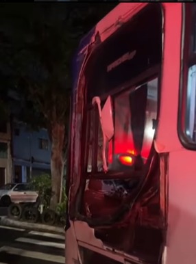 ÔNIBUS COLIDE NA TRASEIRA DE CARRETA NO FERRAZÓPOLIS