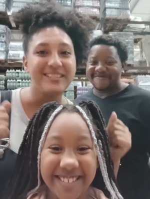 FAMÍLIA EMOCIONA INTERNET AO REALIZAR DESEJO SIMPLES EM SUPERMERCADO